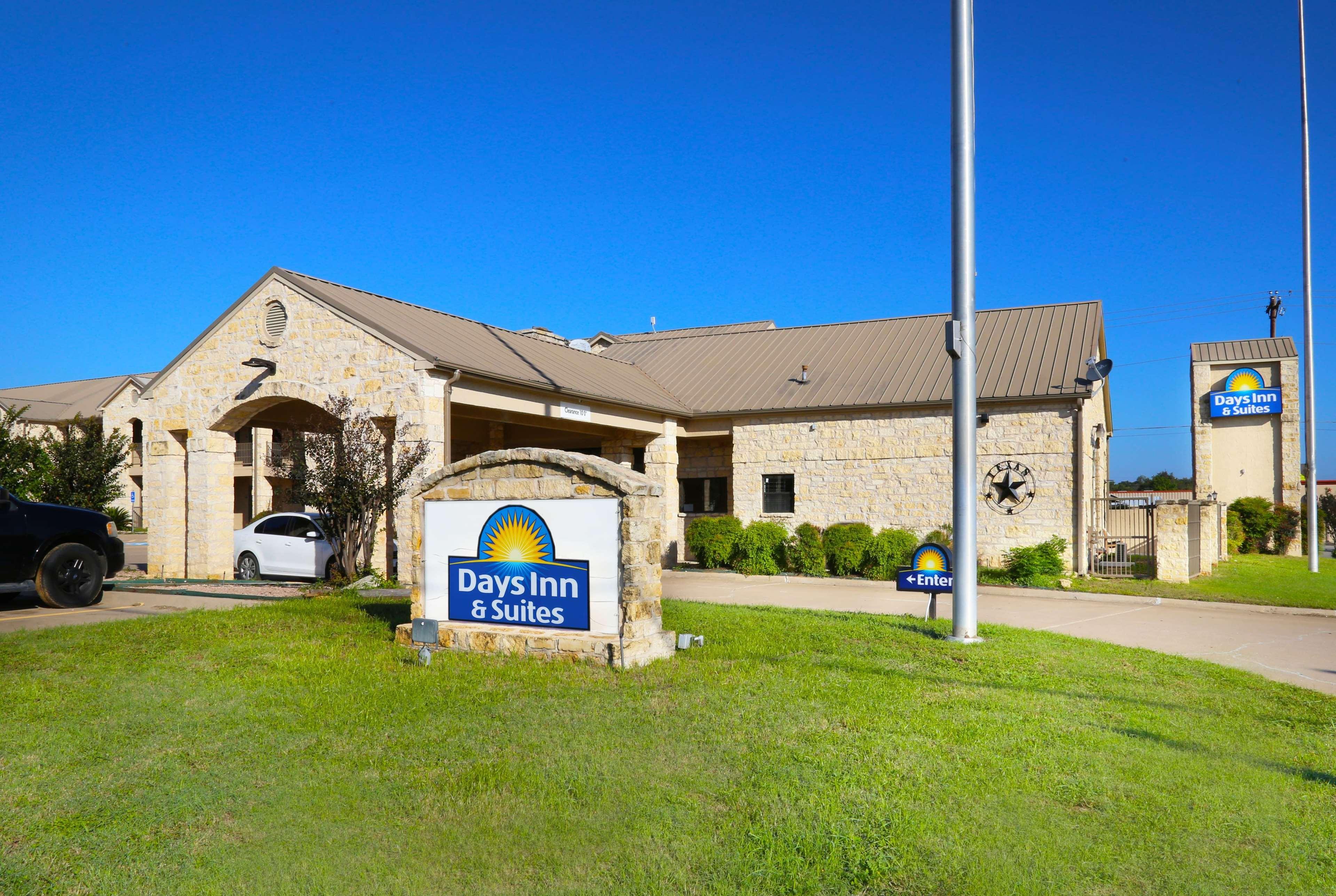 Days Inn & Suites By Wyndham Llano Exterior photo